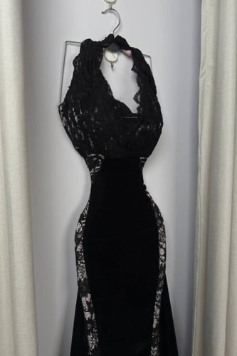 فستان سهرة اسود من الجوخ بلمسات دانتيل