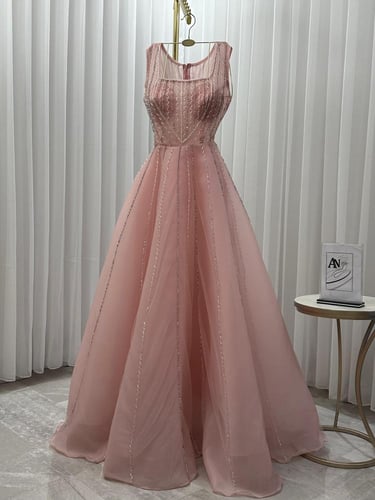 فستان سهرة بتطريز طولي انيق