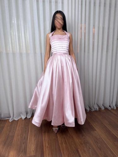 فستان وردي مميز بطيات