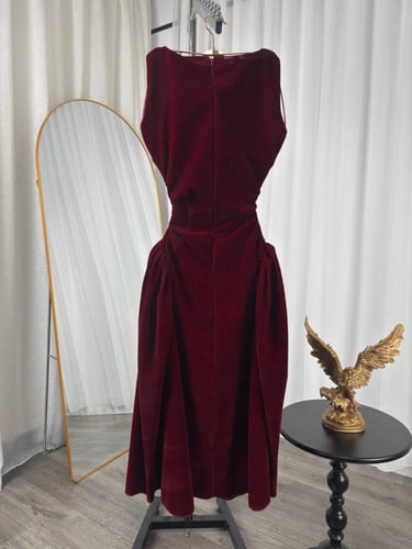 فستان عودي مزين بكريستالات