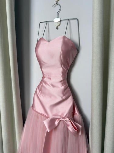 فستان سهرة وردي مزين بفيونكة