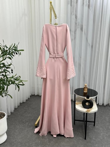 فستان وردي طويل ناعم مزين بلؤلؤ