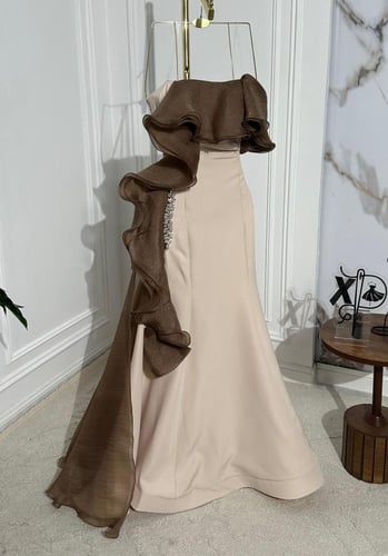 فستان انيق بتفاصيل جذابة