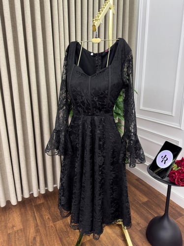 فستان اسود ميدي من الدانتيل