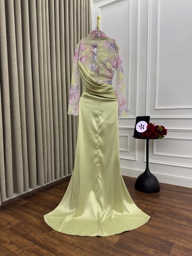 فستان سهرة انيق مزين بقماش مورد