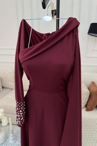 فستان ناعم مميز بتطريز على الاكمام