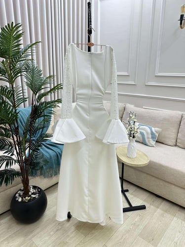 فستان سكري ناعم بأكمام مطرزة