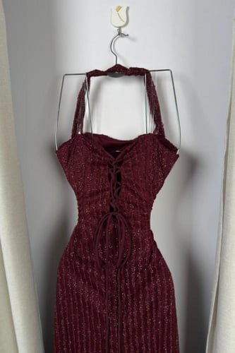 فستان سهرة عودي بتفاصيل مميزة