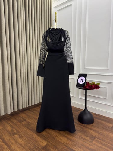 فستان اسود ناعم مميز بتطريز مقلم