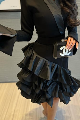 فستان اسود قصير بتصميم مميز