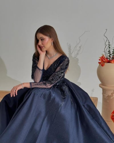 فستان سهرة كحلي مزين بتطريز