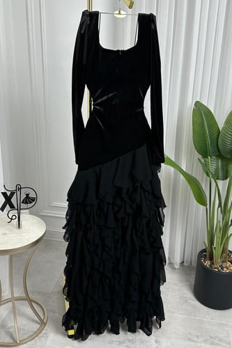 فستان اسود طبقات بأكمام طويلة