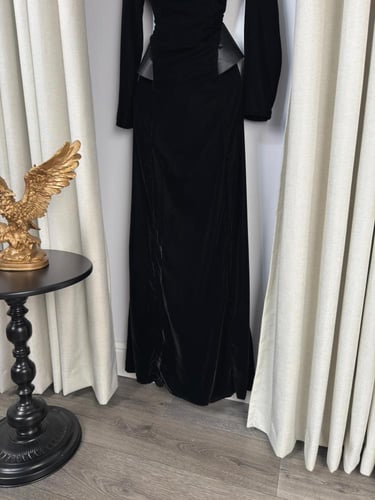 فستان سهرة اسود بتصميم انيق