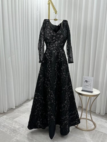 فستان سهرة انيق بتطريز فاخر