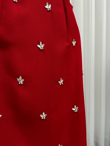 فستان احمر انيق عاري الكتف