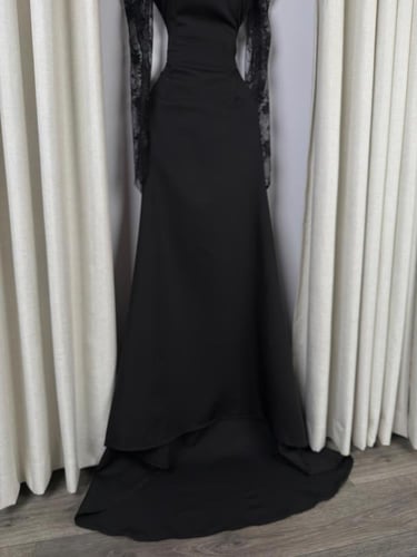 فستان سهرة اسود بياقة عالية