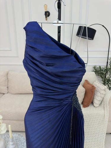 فستان بليسيه بكتف واحد مميز بتطريز انيق