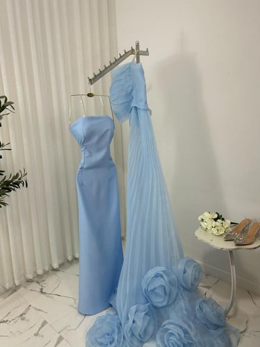 فستان سهرة مميز مزين بورود