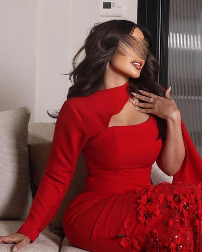 فستان احمر مميز بتطريز ورود على الاطراف