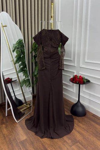 فستان سهرة بني من الدانتيل