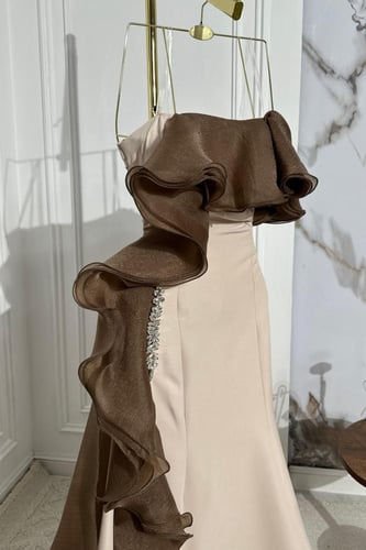 فستان انيق بتفاصيل جذابة