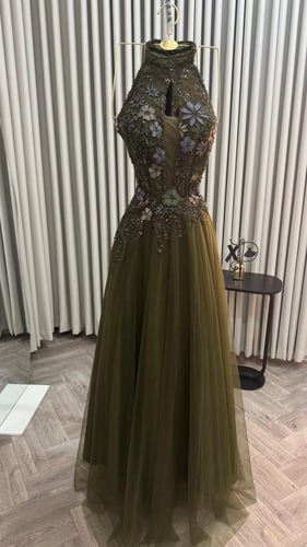 فستان سهرة زيتي بقصة هالتر