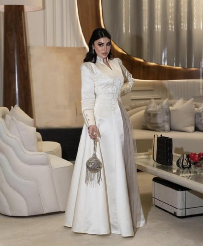 فستان انيق مزين بتطريز فاخر