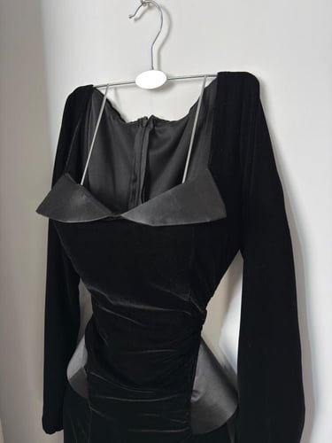 فستان سهرة اسود بتصميم انيق