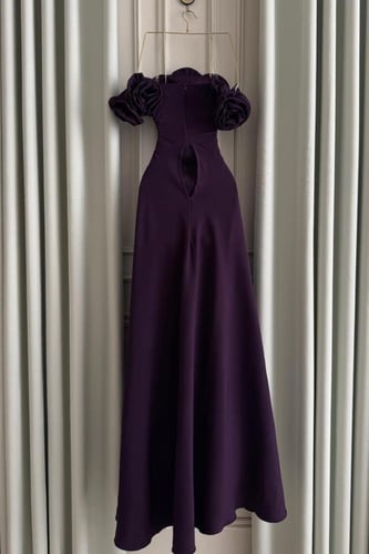 فستان طويل ناعم مزين بورود