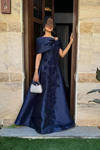 فستان سهرة كحلي بتطريز جذاب