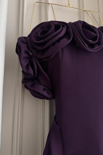 فستان طويل ناعم مزين بورود