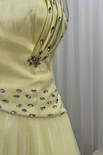 فستان سهرة ليموني مزين بكريستال