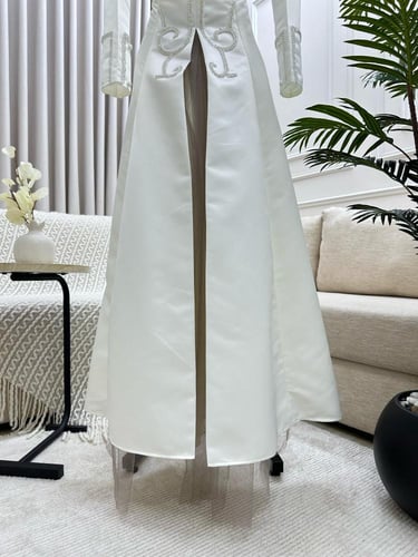 فستان انيق مزين بتطريز فاخر