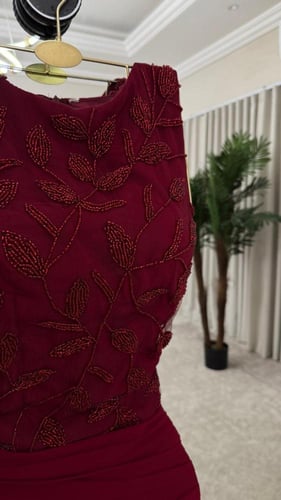 فستان سهرة انيق بياقة عالية