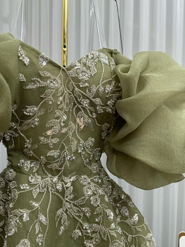 فستان سهرة انيق بأكمام مميزة