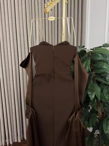 فستان بني انيق بأكمام طويلة