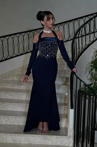 فستان كحلي عاري الكتف