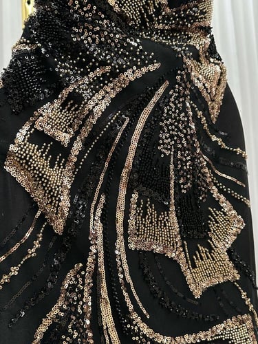 فستان سهرة اسود بتطريز ذهبي