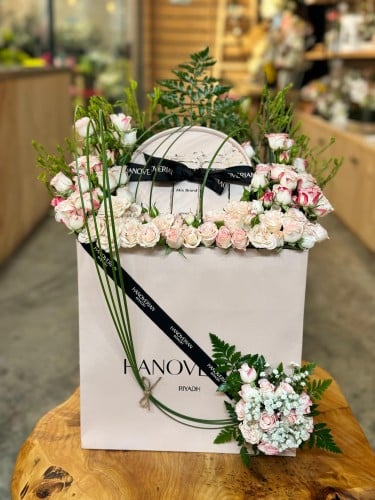 شوكلت هنوفرين مع ورد طبيعي