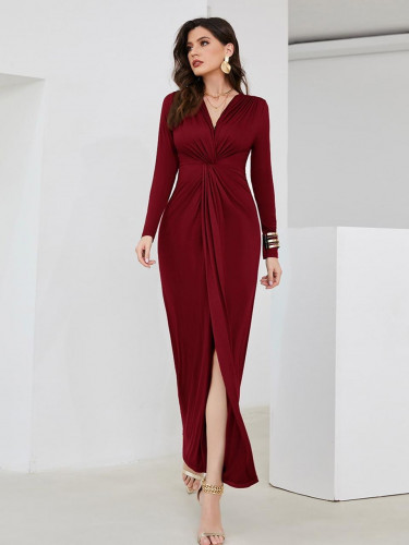 Elegant maroon dress that shapes the body
