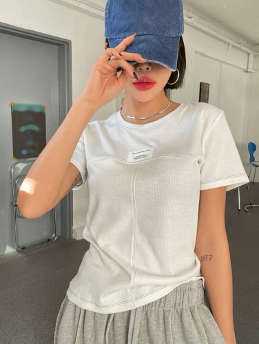 T-shirt with top stitching and a patched phrase