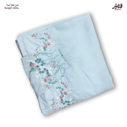 شرشف صلاة سماوي فاتح بنقوش أنيقة