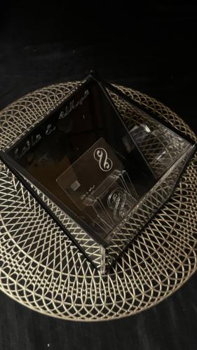 صندوق اكرليك فاخر لتقديم البطاقة المعدنية