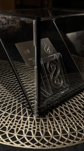 صندوق اكرليك فاخر لتقديم البطاقة المعدنية