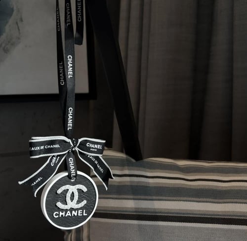 ميدالية شانيل للسيارة