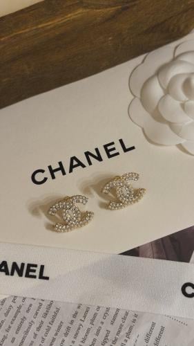 حلق شانيل ذهبي