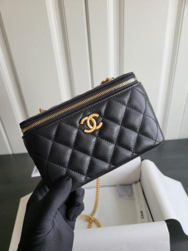 شنطة شانيل الحجم الوسط