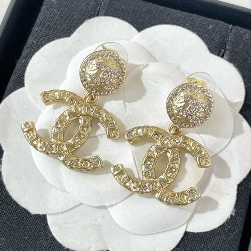 حلق شانيل ذهبي