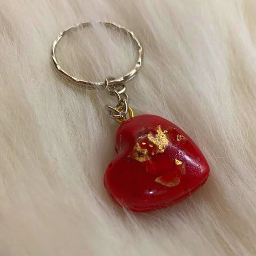 ميداليه شكل قلب مع ورق الذهب