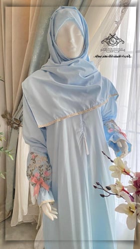 لباس صلاة بطرحة مطرز سماوي